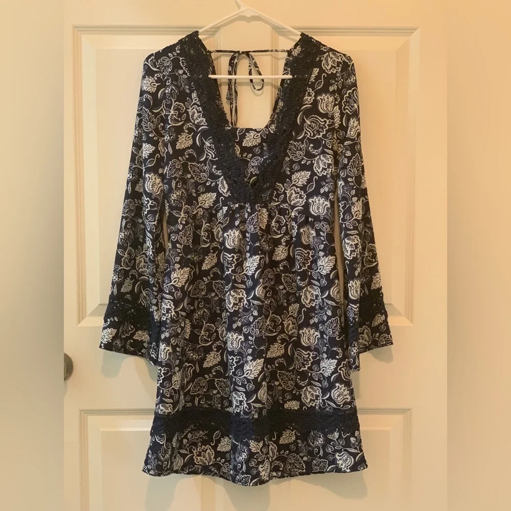 Lottie & Holly Floral V-Neck Dress with Lace Trim. Size-Medium - Picture 2 of 4